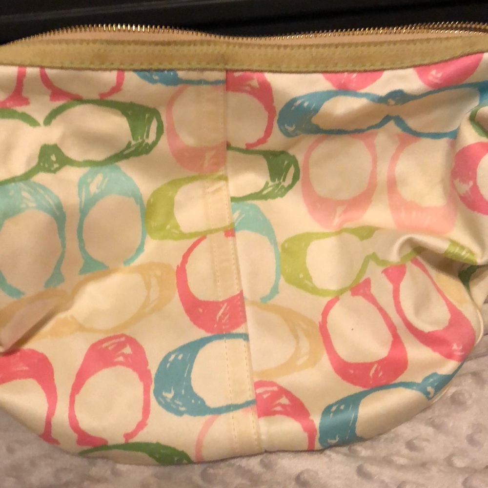 Coach 💯this bag is perfect for Spring🌺 or summer - Picture 5 of 8